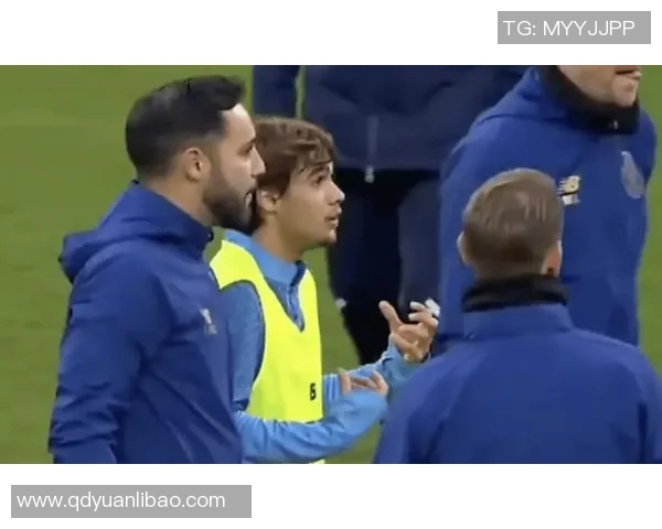 更衣室中场休息的秘密主帅怒摔战术板球队下半场焕然一新